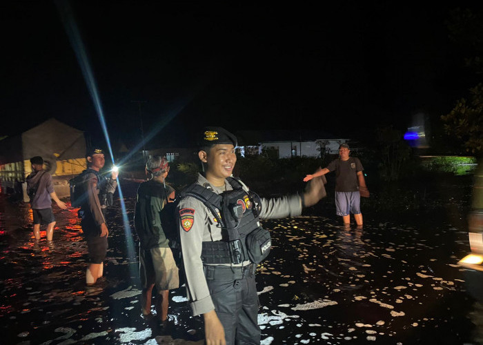 Curah Hujan Tinggi Picu Banjir, Polres Kubu Raya Amankan Arus Lalu Lintas  Jalur Trans Kalimantan