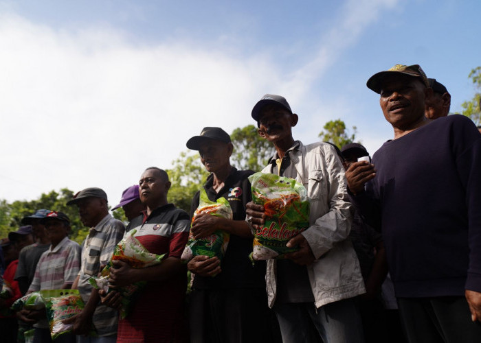 Insan Perhubungan Peduli Kasih Bagikan 1.287 Paket Beras di Pontianak