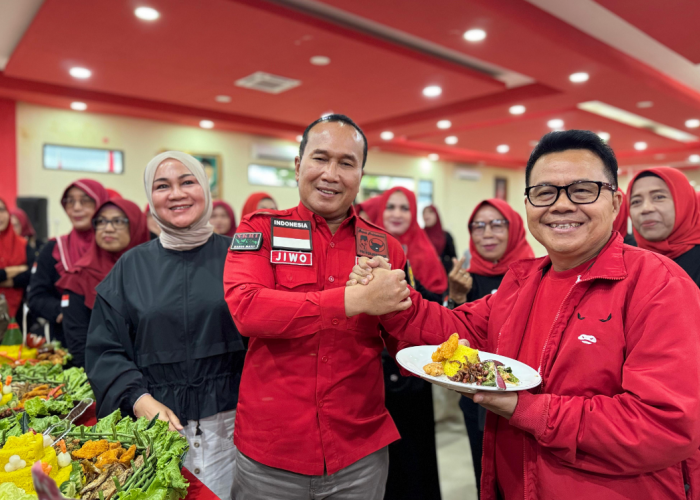 Rayakan HUT Megawati, Banteng Kalbar Bagikan 78 Tumpeng untuk Masyarakat