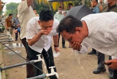 Pasokan Air Tawar Kembali Mengalir, Wali Kota Pontianak Minum Langsung Air dari Imam Bonjol