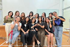 Semarak Nostalgia di Student Fest Polteq 2025: Kreativitas & Kolaborasi Melebur dalam Nuansa 90’s