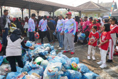 Semarak HUT ke-81 RI, Warga Pontianak Selatan Jalan Sehat Sambil Pungut Sampah