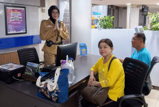 Peringati Hari Pahlawan, Frontliner KAI Sumut Kenakan Kostum Pejuang dan Bagikan Hadiah