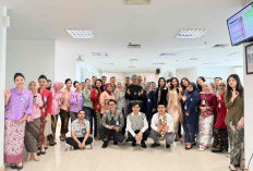 Peringati Hari Kartini, Pekerja Pria dan Wanita BRI Branch Office Segitiga Senen Kompak Kenakan Pakaian Nasion