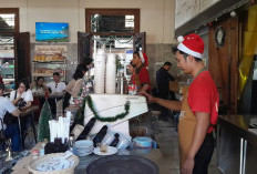 Meriahkan Libur Nataru, KAI Services Percantik Loko Café dengan Nuansa Natal dan Tahun Baru