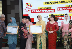 Yanieta Dianugerahi Penghargaan Gender Champion, Atas Kepedulian terhadap Pengarusutamaan Gender