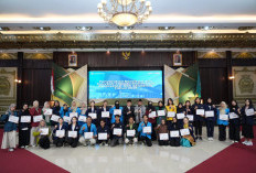 Gubernur Kalbar Ria Norsan Bagikan Beasiswa Untuk Mahasiswa Berprestasi