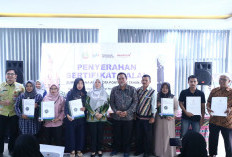 Pemkot Pontianak Serahkan 40 Sertifikat Halal ke UMKM Lokal