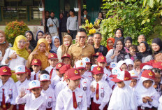 Hari Pertama Sekolah, Ayah di Pontianak Dampingi Anak Ikuti MPLS