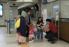 LRT Jabodebek Bagikan 3.150 Paket Takjil di 14 Stasiun Selama Ramadan