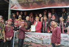 “Pakomoan Dayak Menggugat” Gelar Aksi di Rumah Betang Sutoyo, Soroti Penghapusan Salam Falsafah Dayak di IKN