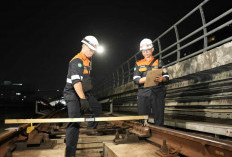 Di Balik Keselamatan dan Kelancaran Perjalanan, Petugas LRT Jabodebek Rutin Periksa dan Rawat Jalur