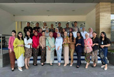 Semarak Hari Kartini, Pekerja BRI Branch Office Gunung Sahari Kenakan Pakaian Nasional Beraneka Warna