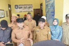 Tinjau SMPN 3 Batu Ampar, Bupati Sujiwo Minta Anggarkan Perbaikan Ruang Guru dan Kepsek