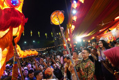 Naga Bersinar Rajut Harmoni Antar Etnis, 49 Naga Bersinar Meliuk di antara Lautan Manusia Jalan Gajah Mada