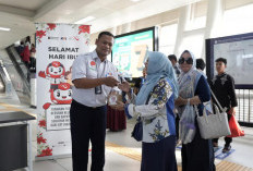 Peringati Hari Ibu 2025, KAI Bagikan 1.000 Tanaman kepada Pengguna LRT Jabodebek