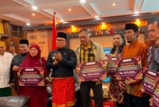 Bupati Kubu Raya Serahkan Insentif Guru Ngaji dan Petugas Fardu Kifayah