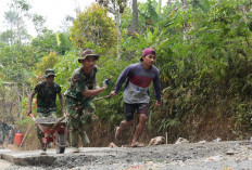 Satgas TMMD dan Warga Tarik Arko Demi Kelancaran Pengecoran Jalan