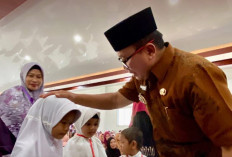 Bupati Sujiwo Serahkan Santunan Yatim di Pal IX Kubu Raya