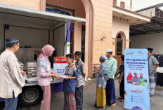 Hangatkan Suasana Ramadan, KAI Logistik Berbagi Ratusan Paket Berbuka Puasa