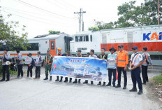 KAI dan KAI Bandara Bersama Railfans Edukasi Pengguna Jalan di Perlintasan Sebidang Binjai