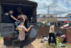 Euforia Perang Mercon Berujung Sampah, Polisi Turun Tangan Bersihkan