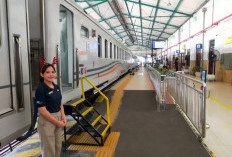 Arus Libur Nataru Memuncak, Stasiun Madiun Jadi Episentrum Kepadatan Penumpang KA