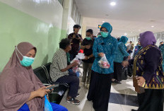 Wujud Empati Bulan Ramadan, TP PKK Kota Pontianak & Rumah Makan Gratis Berbagi Takjil untuk Pasien RSUD SSMA