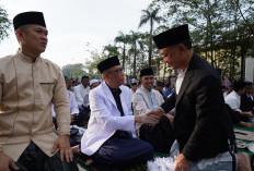 Momen Edi Kamtono dan Sutarmidji Salat Id di depan Taman Alun Kapuas