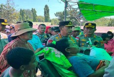 Kapolri Bersama DPR RI Tinjau Pengungsi Gempa Reo dan Serahkan Bantuan Sembako