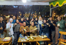 Gubernur Kalbar Ria Norsan Cicipi Durian Jemongko di Jalan Letkol Sugiono, Dorong UMKM Go Internasional