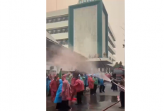 Saat Warga Kesulitan Air, Aksi Siram Mahasiswa di Penutupan PBAK IAIN Pontianak Jadi Sorotan