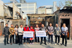 BRI Branch Office Otista dan BRINS Serahkan Simbolis Klaim Asuransi kepada Nasabah Terdampak Kebakaran