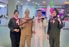 Semangat Hari Pahlawan, Frontliner KAI Daop 1 Jakarta Sapa Pelanggan dengan Kostum Pahlawan