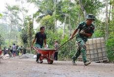 Satgas TMMD Reguler 129 dan Warga Gunakan Kayu Bercabang untuk Pelangsiran Material